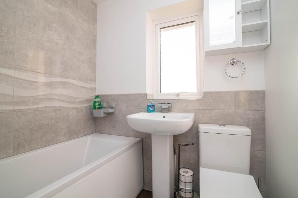 Spacious Two Bed House With Parking And Garden Dudley Exterior foto